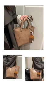 Détail du sac cabas marron avec breloque ours en peluche et foulard rayé pour le bureau
