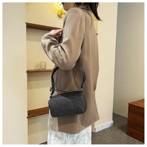 Dettaglio borsa Boston glitter nero con manico largo e sottile tracolla a catena