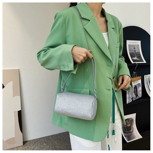 Détail du sac cylindre argenté pailleté avec fine bandoulière chaîne et fini métallique