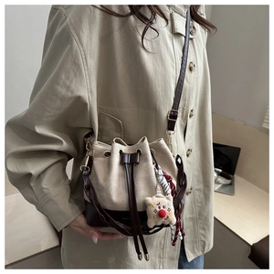Secchiello patchwork retrò con coulisse e ciondolo di peluche sulla modella