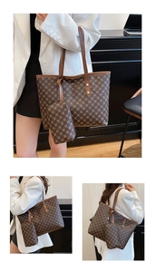 Détails du grand sac cabas marron à imprimé géométrique et sa pochette assortie de luxe