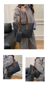 Vue détaillée d'un grand sac cabas avec motif géométrique bleu et poignées en cuir marron