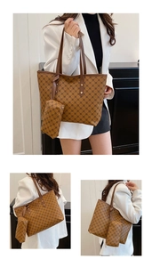 Détails d'un sac cabas marron avec motifs géométriques vintage et sa petite pochette assortie