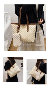 Détail du grand sac cabas crème avec motif étoile, petite pochette et boucles dorées