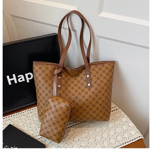 Vue détaillée d'un sac cabas marron avec motifs d'étoiles et rivets dorés