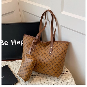 Ensemble sac cabas marron et pochette à motif étoilé sur une nappe en dentelle blanche