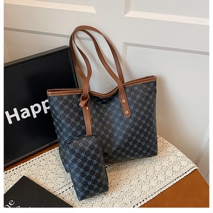 Détail du sac cabas vintage avec motif géométrique, anses brunes et pochette assortie