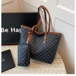 Détail du set de sacs cabas bleu marine à motif d'étoiles et anses en cuir marron