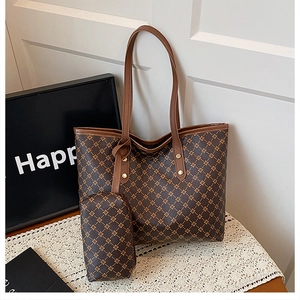 Détails du sac fourre-tout à motif géométrique marron avec petite pochette et rivets dorés