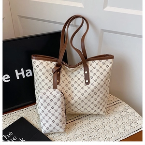 Vue détaillée de l'ensemble grand sac cabas avec pochette assortie et motifs vintage