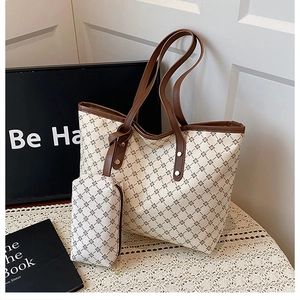 Détail du grand sac cabas matelassé blanc et pochette assortie avec bordures en cuir brun