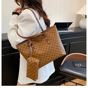 Détail du grand sac cabas marron à motifs géométriques avec sa pochette assortie assortie