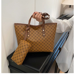 Gros plan d'un sac cabas marron foncé à motif géométrique et sa petite pochette