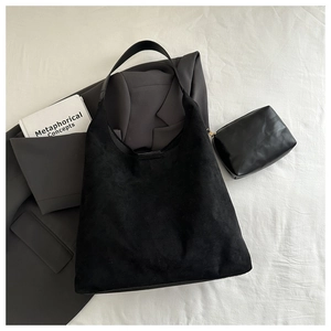 Détail de l'ensemble cabas en suédine noire avec pochette assortie et finition mate