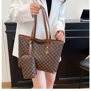 Ensemble de sacs cabas marrons imprimés avec pochette dans un cadre de bureau pro