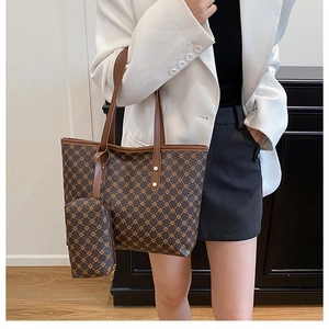 Vue détaillée du grand sac cabas marron avec pochette zippée assortie et motif géométrique