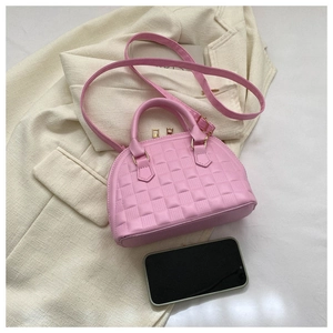 Detalle del bolso concha rosa en cuero sintético con textura de rejilla y cremalleras
