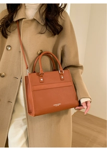 Dettaglio della borsa tote in pelle martellata marrone arancio con cuciture fini