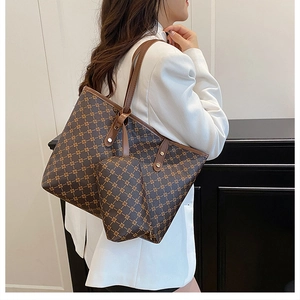 Gros plan d'un grand cabas à motif géométrique jaune avec petite pochette assortie