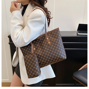 Détail du grand sac cabas marron à motifs géométriques et de sa pochette assortie