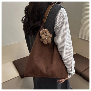 Sac à bandoulière en daim marron avec pendentif chiot en peluche et porté épaule