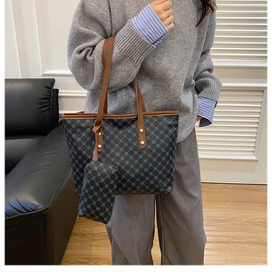 Détail du grand sac cabas et de sa pochette amovible avec motif géométrique étoilé