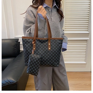 Détail du grand sac cabas à motif étoilé avec poignées en cuir et pochette assortie