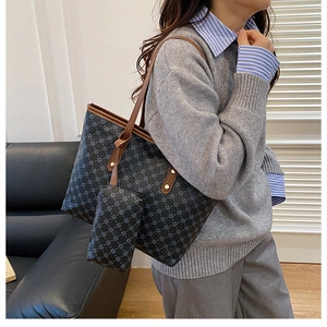 Détail du grand sac cabas avec pochette assortie et bandoulières marron à motif géométrique