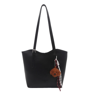 Grande borsa tote in pelle nera con ciondolo a forma di cane e tracolla regolabile