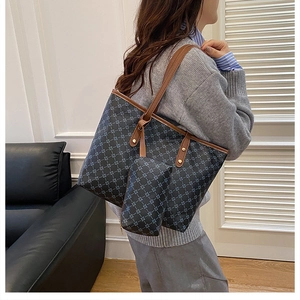 Détail du sac cabas bleu à motifs géométriques et lanières en cuir marron sur un mannequin