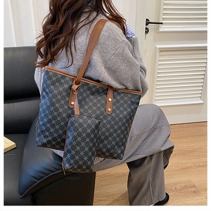 Détail du sac cabas vintage avec imprimé géométrique, anses en cuir et petite pochette