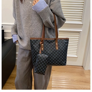 Vue détaillée du grand sac cabas à motif étoilé avec anses en cuir et petite pochette