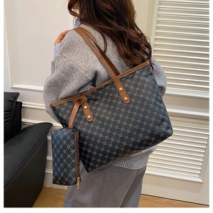 Détail de l'ensemble cabas gris à motifs d'étoiles avec anses en cuir porté par un mannequin
