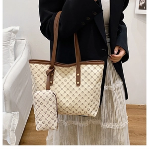 Détail du grand sac cabas avec pochette assortie et imprimés fleurs géométriques brunes
