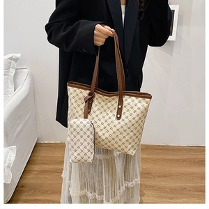 Détail du sac cabas beige avec bordure marron et motifs géométriques vintage