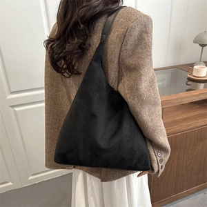 Grand sac cabas noir en suédine pour femme avec texture mate et style porté épaule chic
