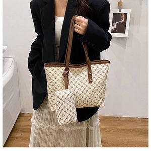 Détail de l'ensemble de sacs cabas à motif monogramme vintage avec pochette assortie