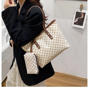 Détail de l'ensemble sac fourre-tout à motif géométrique avec petite pochette assortie