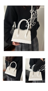 Détail du sac fourre-tout blanc en polaire avec poignées en cuir et texture peluche