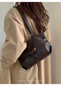 Dettaglio della borsa a spalla vintage marrone scuro con fibbia dorata regolabile