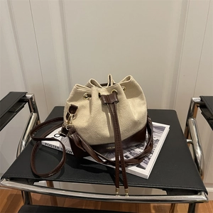 Secchiello bicolore in tela beige e pelle marrone con chiusura a coulisse e tracolla rimovibile