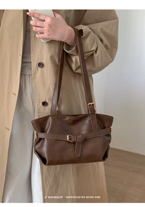 Borsa tote in pelle marrone con fibbie dorate retrò e design vintage minimalista