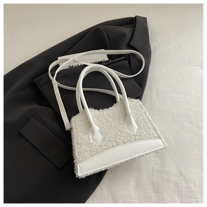Détail du sac à main blanc en fausse peau de mouton montrant la texture douce et le cuir