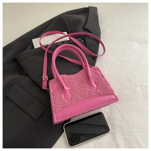 Détail du sac à main rose en laine d'agneau avec bandoulière et métal doré
