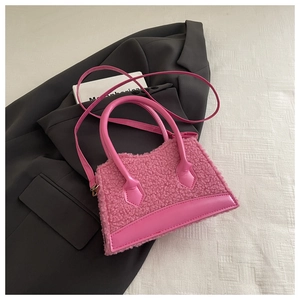 Vue détaillée du mini sac rose en fausse fourrure avec bordures en cuir et bandoulière fine