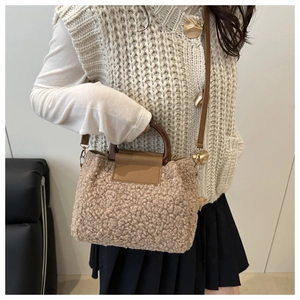 Détail du sac seau bandoulière en peluche kaki avec texture douce et poignée en bois