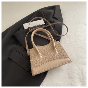 Vue de dessus du sac bandoulière en laine d'agneau beige avec poignées en cuir PU et veste