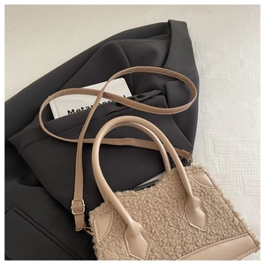 Vue détaillée du sac bandoulière en fausse fourrure beige avec sangle en cuir et métal