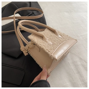 Détail du mini sac beige en peluche et cuir avec crochets métalliques dorés élégants