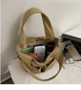 Vue intérieure du sac cabas en nylon kaki avec grande capacité et poches multiples